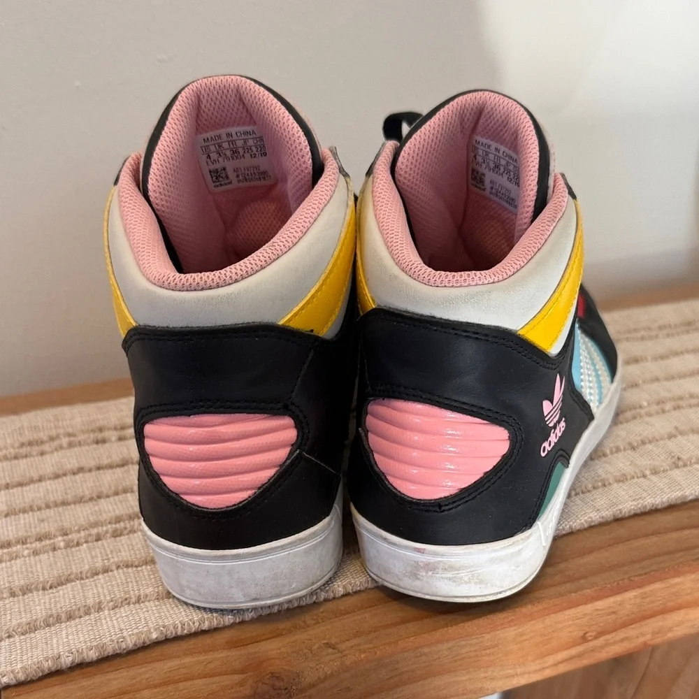 Adidas Originals Hard Court High J sneakers in a multicolor colorway Size 4youth